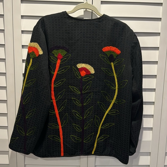 Earth Sea & Sky Vintage lined embroidered button down top with carved buttons. - Picture 7 of 10